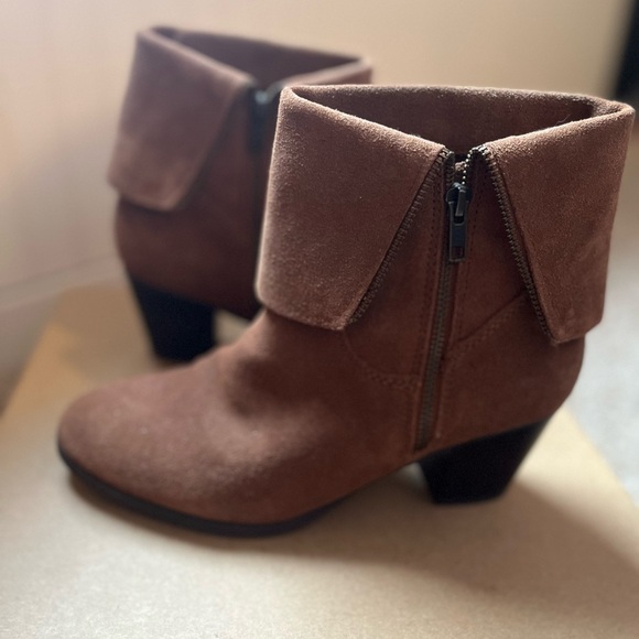 Bass Sasha Women's Cuffed Ankle Boots
Brown Suede Chic Western Booties - Picture 1 of 15